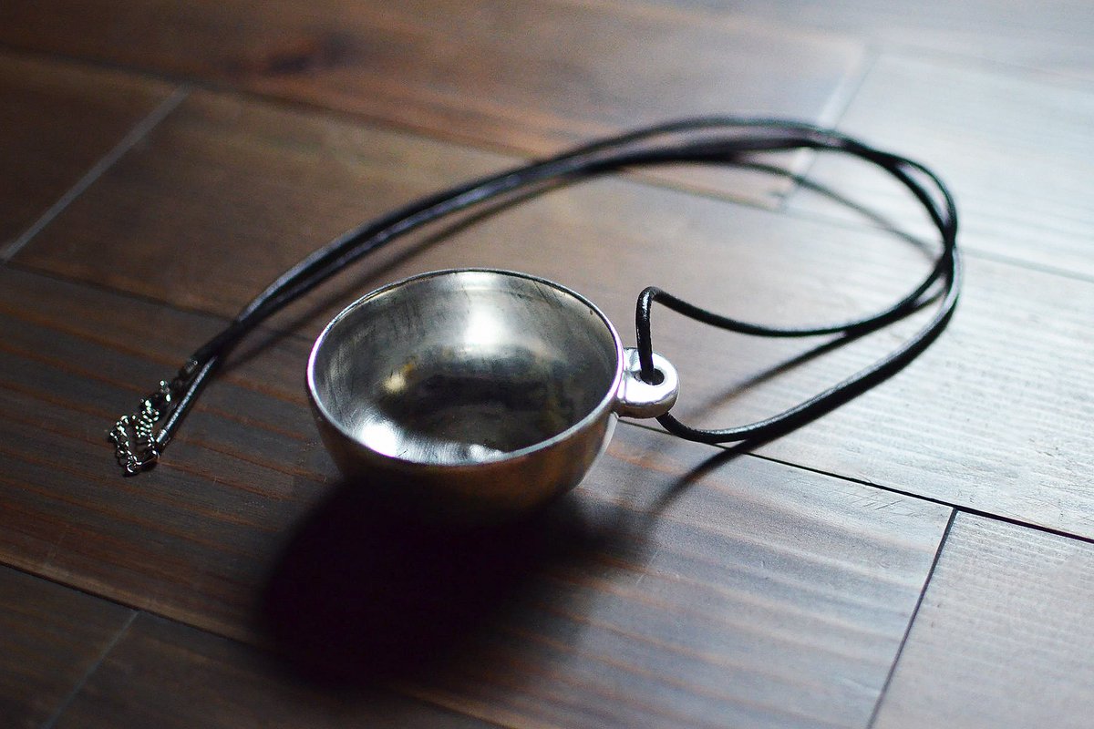 ソムリエが胸からぶらさげているテイスティング用の銀酒杯