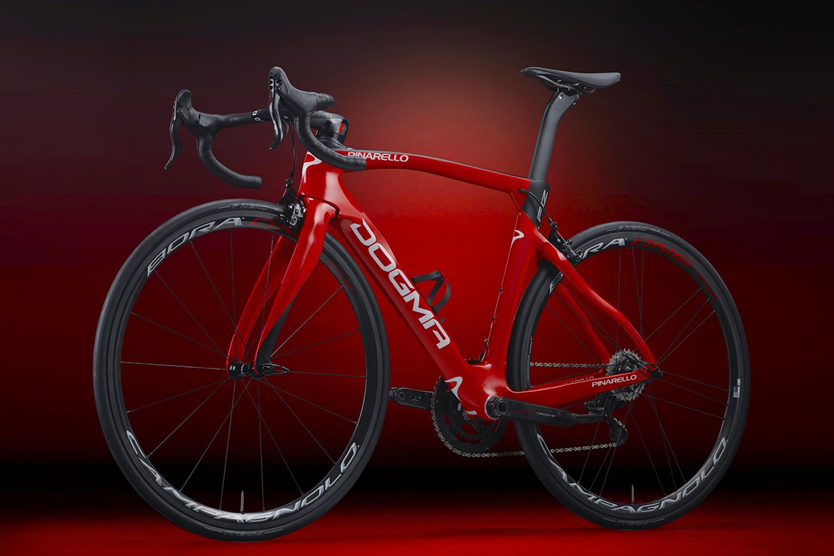 PINARELLO_JAPAN's tweet photo. 新生DOGMA F12 & F12 DISKの多彩なカラーラインナップ。
今��PINARELLOの代名詞の一つとなり、非常に人気の高いカラーの1つとなった赤。イタリアンバイクに完璧にマッチするクオリティのMETEOR RED(メテオレッド)の鮮烈なイメージその名の通りインパクト絶大。
#PINARELLO
#F12COLOR https://t.co/XMbAyDItgR