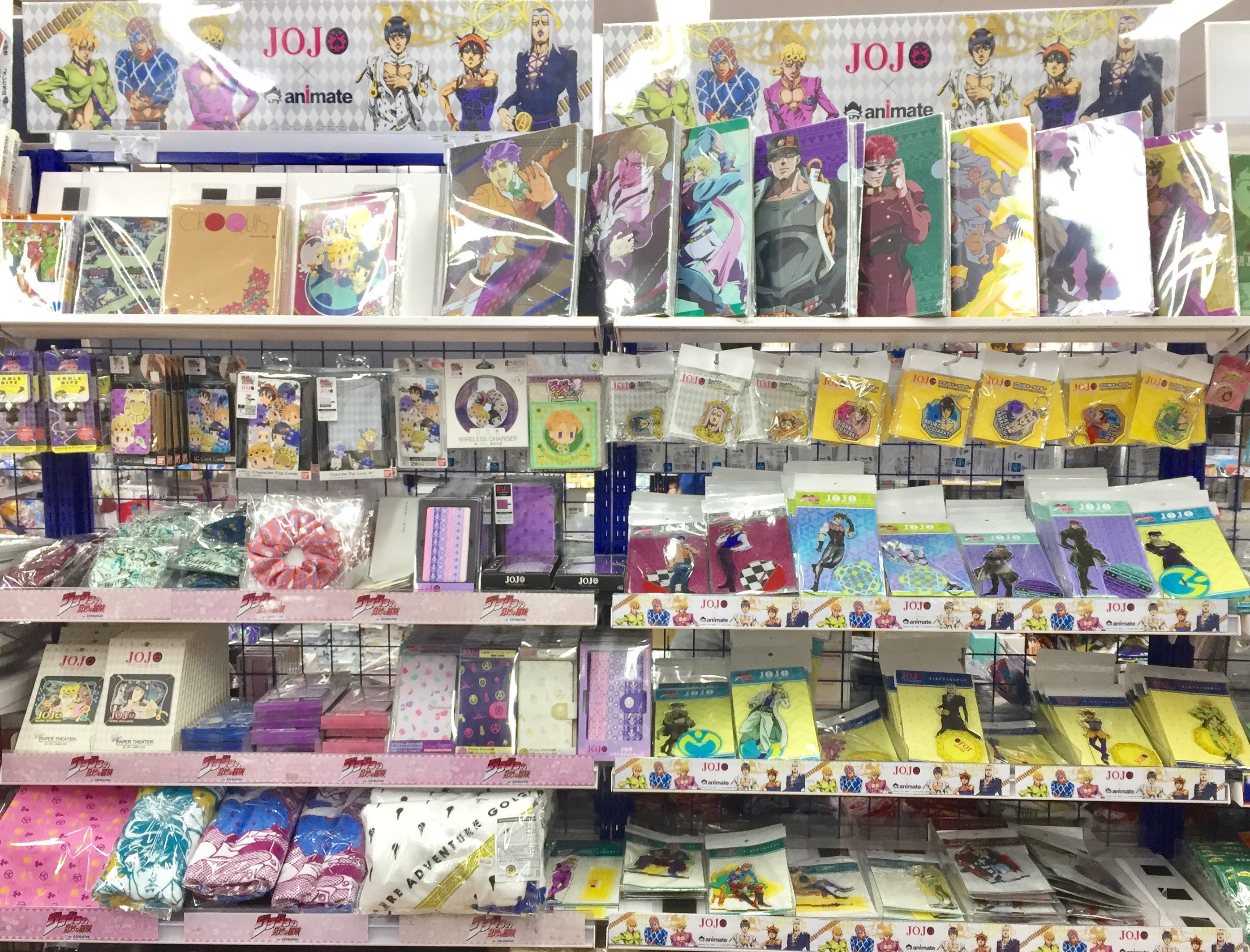アニメイト池袋本店 コーナー情報 ジョジョの奇妙な冒険 のグッズ コーナーを６階に展開中アニ アクリルキーホルダー や Bigアクリルスタンド ジョジョのピタパタポップ デザインのグッズなど商品を多数取り揃えております ぜひお買い求め