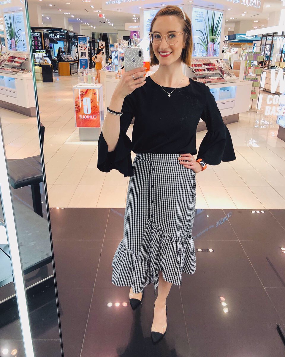 madeline_dm's tweet photo. 😍Um hi @allanaramaa you are a LITERAL bronzed goddess!🧡 Congratulations on your @MACcosmetics collab, you represent Canada oh-so well. 💋💄🇨🇦 I also bought 7 kits.. but I promise only one will stay with me! 🙊 My lippie is #PowderKiss in “A Little Tamed” 👄 #MacCanadianOriginal https://t.co/VjpjIduyy3