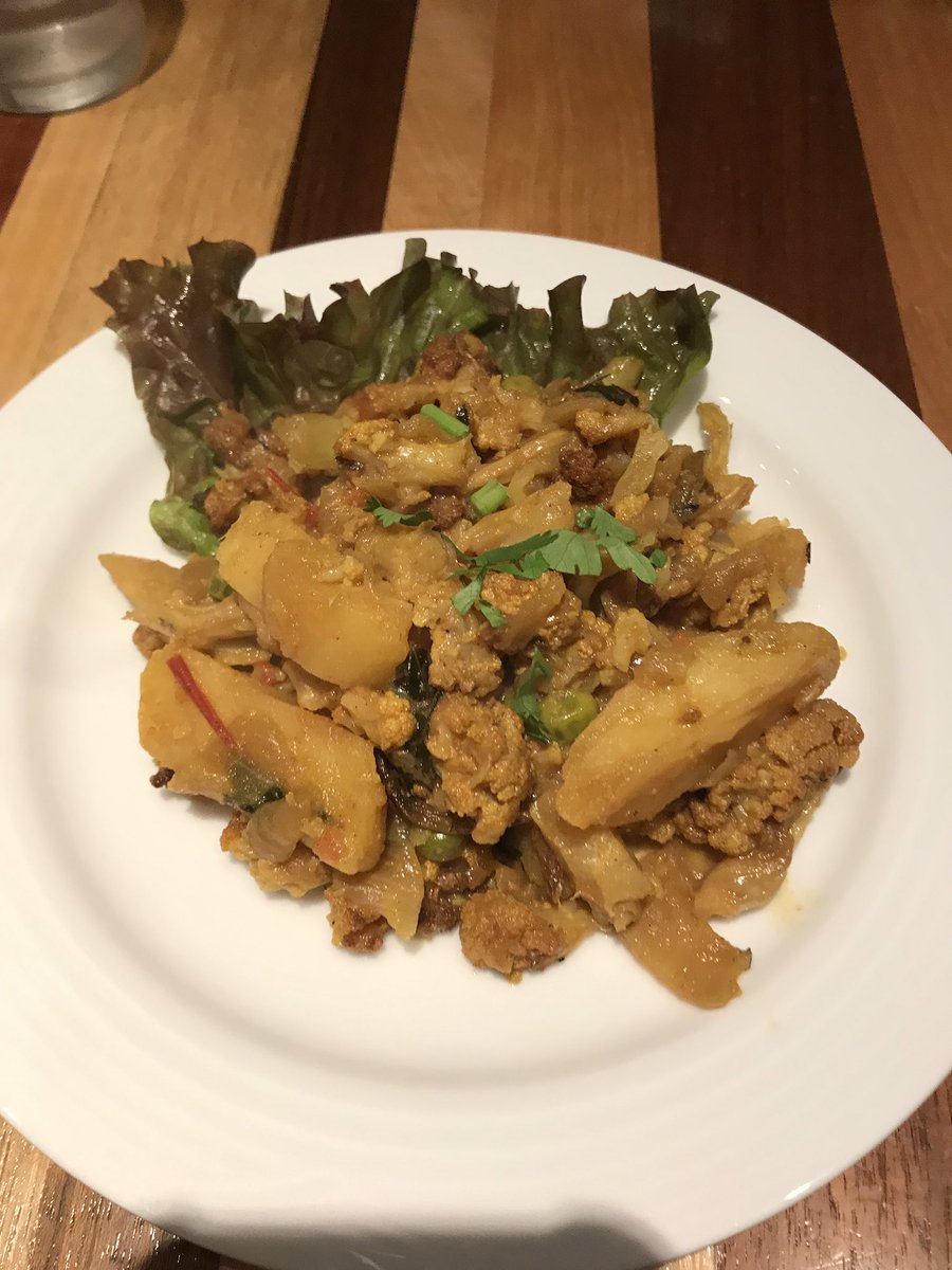 Akko12Oct's tweet photo. 水曜日、WHの大混雑から脱出してネパール料理を食べに神田へ!
♢鬼嫁セゾン
♢金鬼ペールエール
アザッカ、モザイク ver.
♢日替りカレー
♢㊙️
久しぶりに食べられて幸せ‼️
#鬼伝説 #himalayatable
#森くんとしょうこさん https://t.co/LmI1l6Feyb