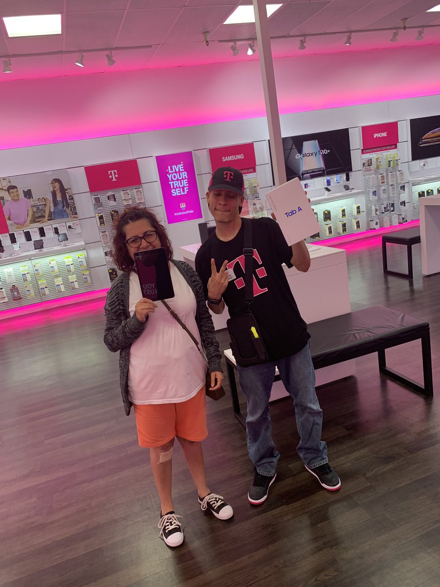 Eddies_Tweets's tweet photo. Haven’t Posted In A While But Fun Way To End The Night With Our Loyal Customers😌😎📱 #TabAOnUs #Litsburg #983C #HabloEspañol🔥🔥🔥 All Day Every Day🥵 https://t.co/VXEiPYdIUZ
