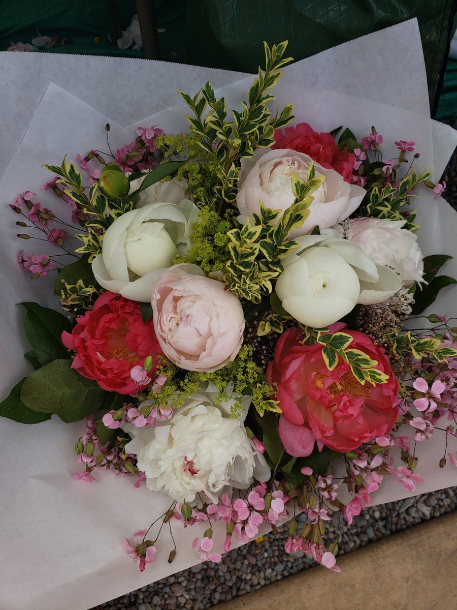 AnnInTheCloud's tweet image. One of my favorite summer things to do... buying flowers &amp;amp; checking out the SLU market in the middle of a workday on Thursdays w/coworkers. #PeculiarWays #AmazonLife #Seattle