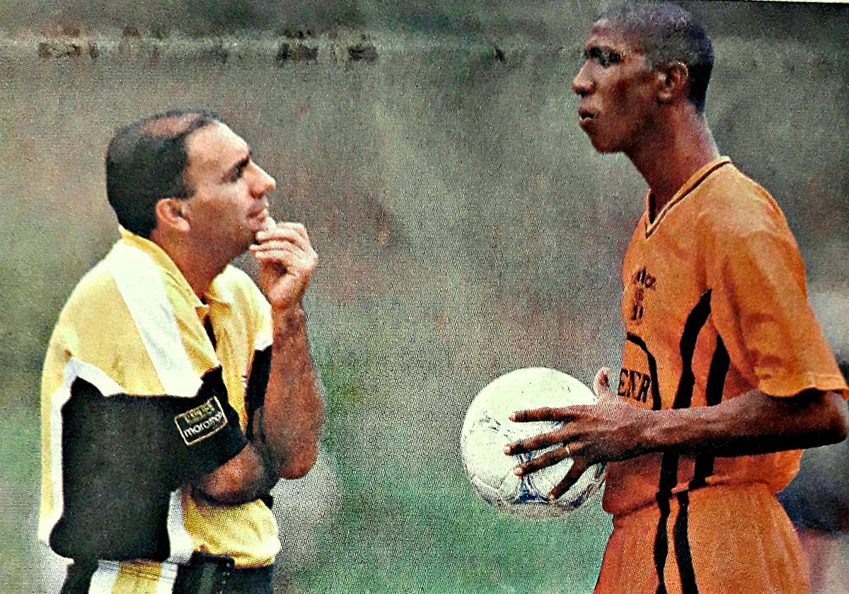 JulioC_Minchala's tweet photo. Jose Maria Andrade Josymar DT dialogando con el zaguero central Arlin Ayovi Barcelona 1999 https://t.co/ykSAO4SUaj