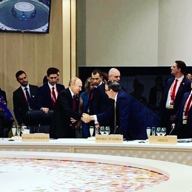 En la #cumbre del #G20 que inicia hoy en #Osaka 🇯🇵, #México🇲🇽, representado por el canciller Marcelo Ebrard, deberá aprovechar la oportunidad para diversificar su relación con las economías más importantes del mundo 🌎. Aquí saluda al presidente de #Rusia 🇷🇺 Vladimir #Putin👌
