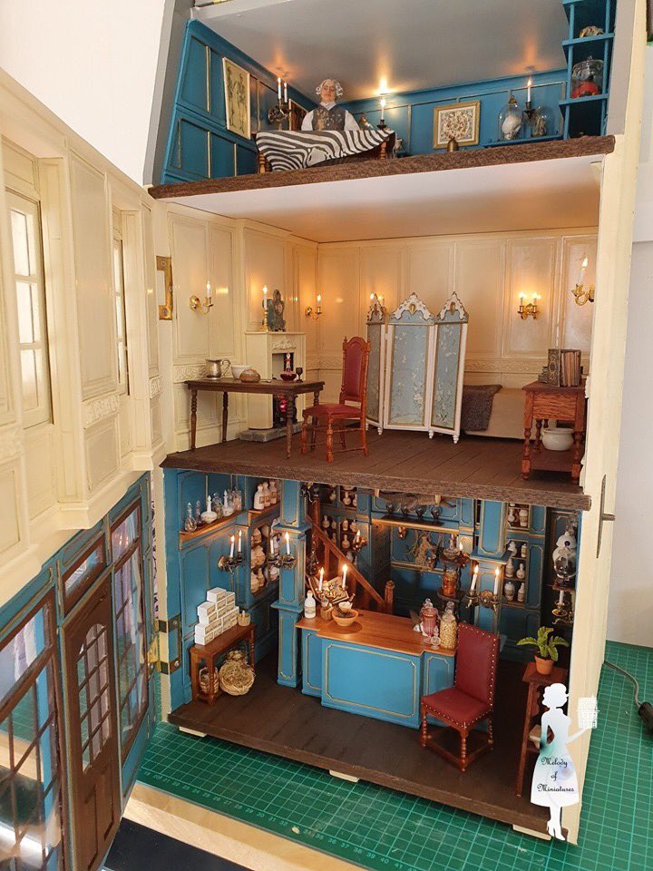 sniskybobfry's tweet photo. Look at this @jongarysteele A carefully constructed miniature of Master Raymond’s Apothecary made by Kiwi Outlander Rebecca Reckin https://t.co/PRKLRUEZFj