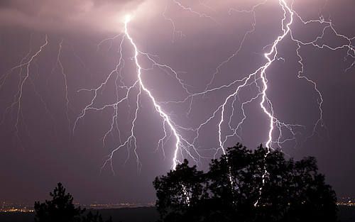 Zusammen mit dem Deutschen Wetterdienst arbeiten zwei Professoren von der Universität des Saarlandes an einem System, das örtliche Gewitter präziser als bisher vorhersagen soll. Es basiert auf Satellitenbildern und Künstlicher Intelligenz: buff.ly/2X4G3cV #KI
