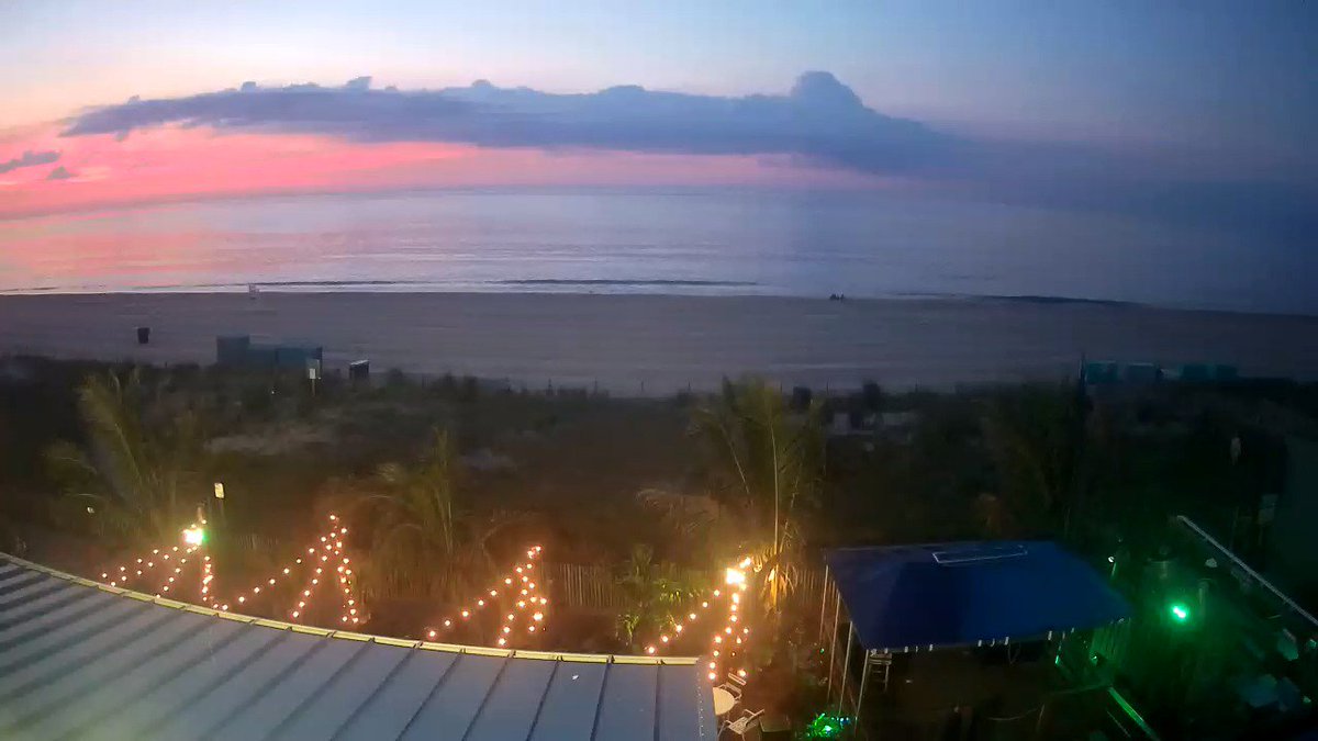 971TheWAVE's tweet photo. The morning starts off a little pink but we expect a hot weekend to come our way. #ocmd #spf30plus #97daysofsummer https://t.co/Bqz1sUM7C7