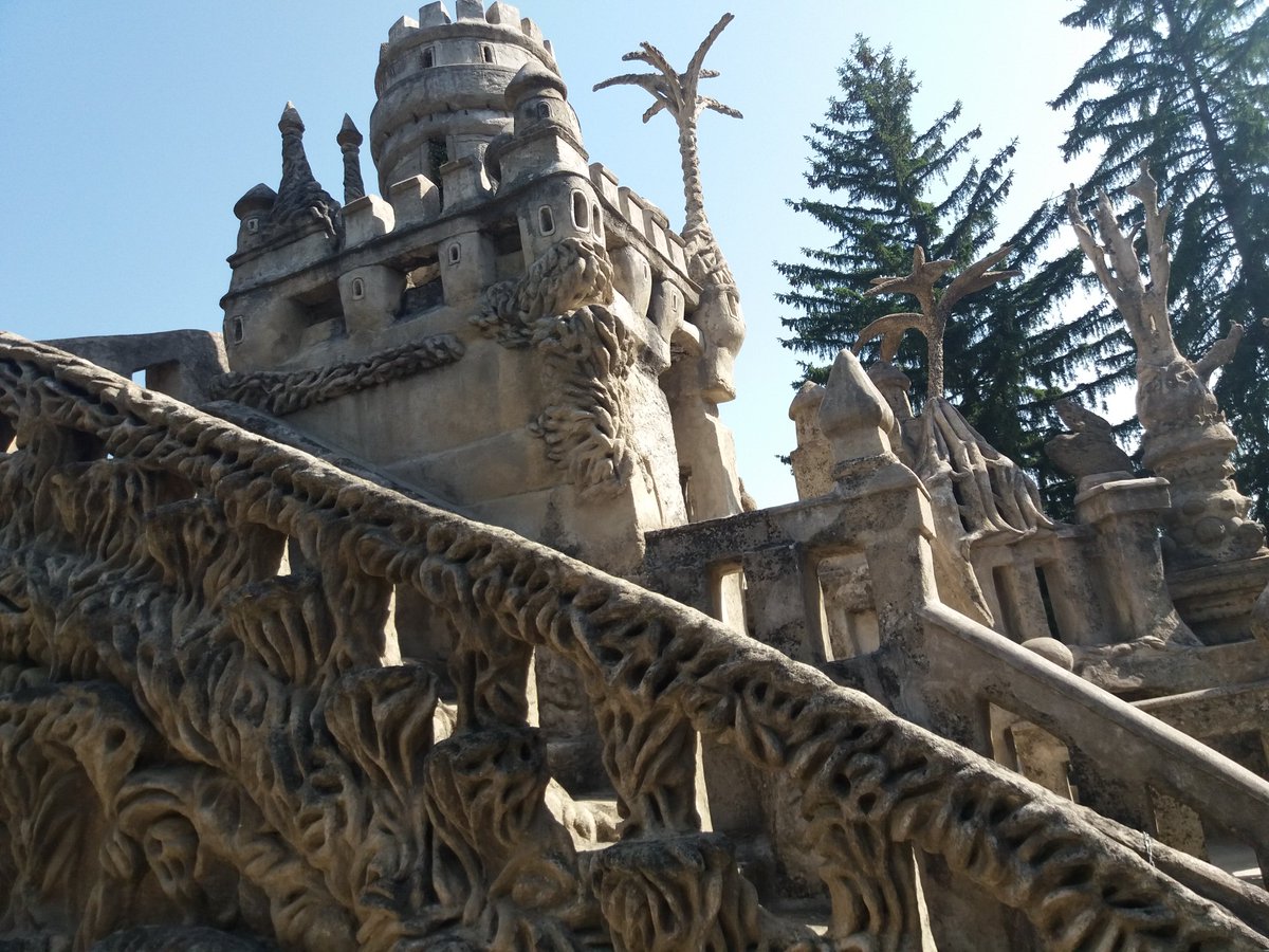 VillonMassenet's tweet photo. School trip part 1 : palais idéal du facteur cheval . Lot or fun.  #kinvarans #learntogether https://t.co/KozxddKhEo