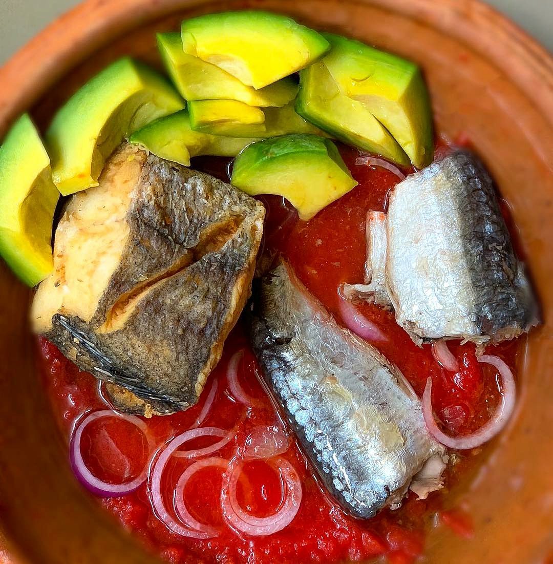 ghanaianfoodnet's tweet photo. Starting our #Friday on light note 'cause we have big plans for dinner/lunch
Team #Banku or team #Kenkey for this delicious #mɛko X #nkyinam X #sardines X #pɛa?
Delicious #Ghana!
We are drooling!
📸 @esianderson #GhanaFoodNetwork #BanPlasticGhana
#EcofriendlyUtensils
#Asanka https://t.co/QoweI7xgWZ