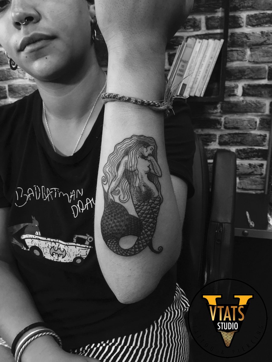 VtatsStudio's tweet photo. Hãy cho em một lý do để đến đại dương .........
 Mermaid tattoo .
.
.
#quangvuart #Goldenteam #sutuvangsupply #radiantcolorink #soulofcolor #stelcilswalow #sonen #minitattoo #mermaidtattoo
#tattoohanoi #hanoitattoo
https://t.co/meVctFUVut https://t.co/Zlr0tWPIV1
