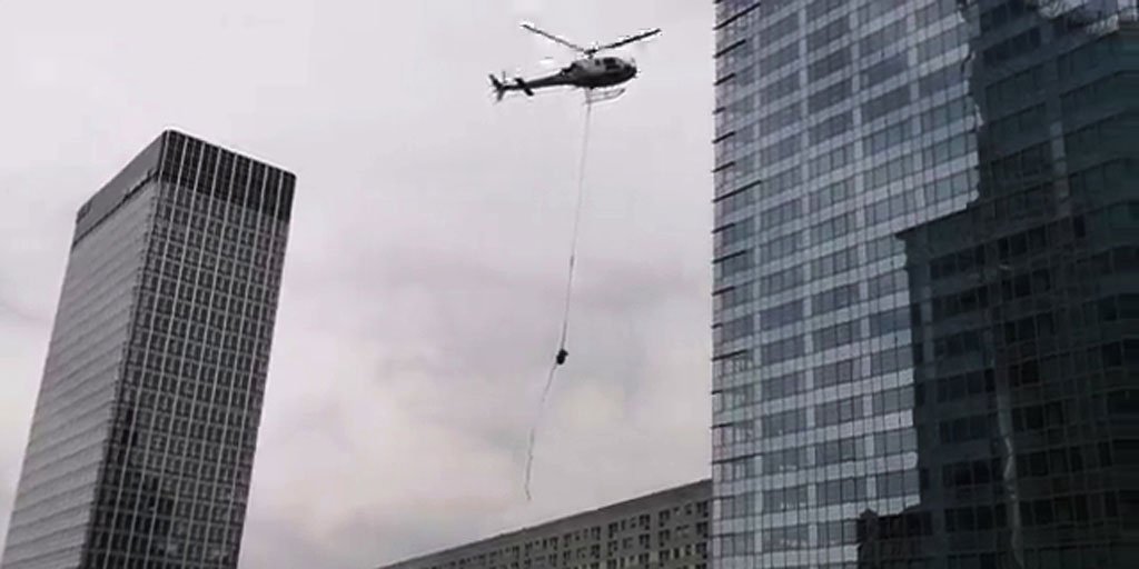 Bravo à l'équipe #Porteurs2000 du #GroupeBovispour pour cette spectaculaire opération d'héliportage. L'équipe a procédé au remplacement, au sommet d'une tour de la Défense, d'un compresseur d'une pompe à chaleur pesant 900Kg  🌞
#ManutentionLourde #GroupeBovis #Porteurs2000