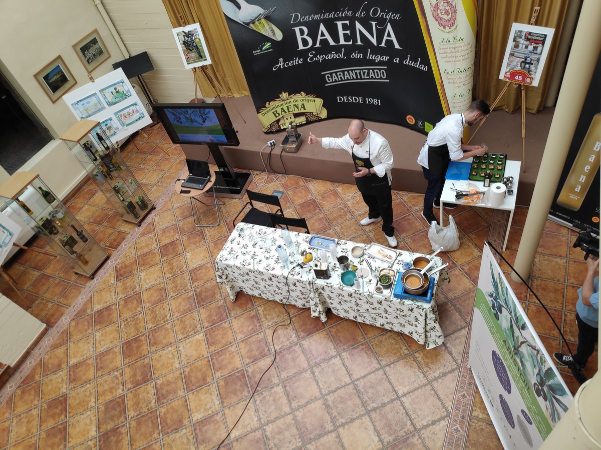 Showcooking de <a href="/Dgpeinado/">Daniel G. Peinado</a> en Taller de capacitación para productores de aceite de oliva en el marco del proyecto Aristoil. Hoy en Baena con <a href="/AceiteDOBaena/">Aceite DO Baena</a> como anfitrión. Organiza <a href="/diputacionMLG/">Diputación de Málaga</a> <a href="/aristoilproject/">ARISTOIL Project</a> <a href="/jlbergillos/">@jlbergillos</a> <a href="/pacoolearum/">Paco Lorenzo Tapia</a> <a href="/jalmellones/">Javier Almellones</a> <a href="/AceitesDOBaena/">Aceites DO Baena</a> #chefdelAove