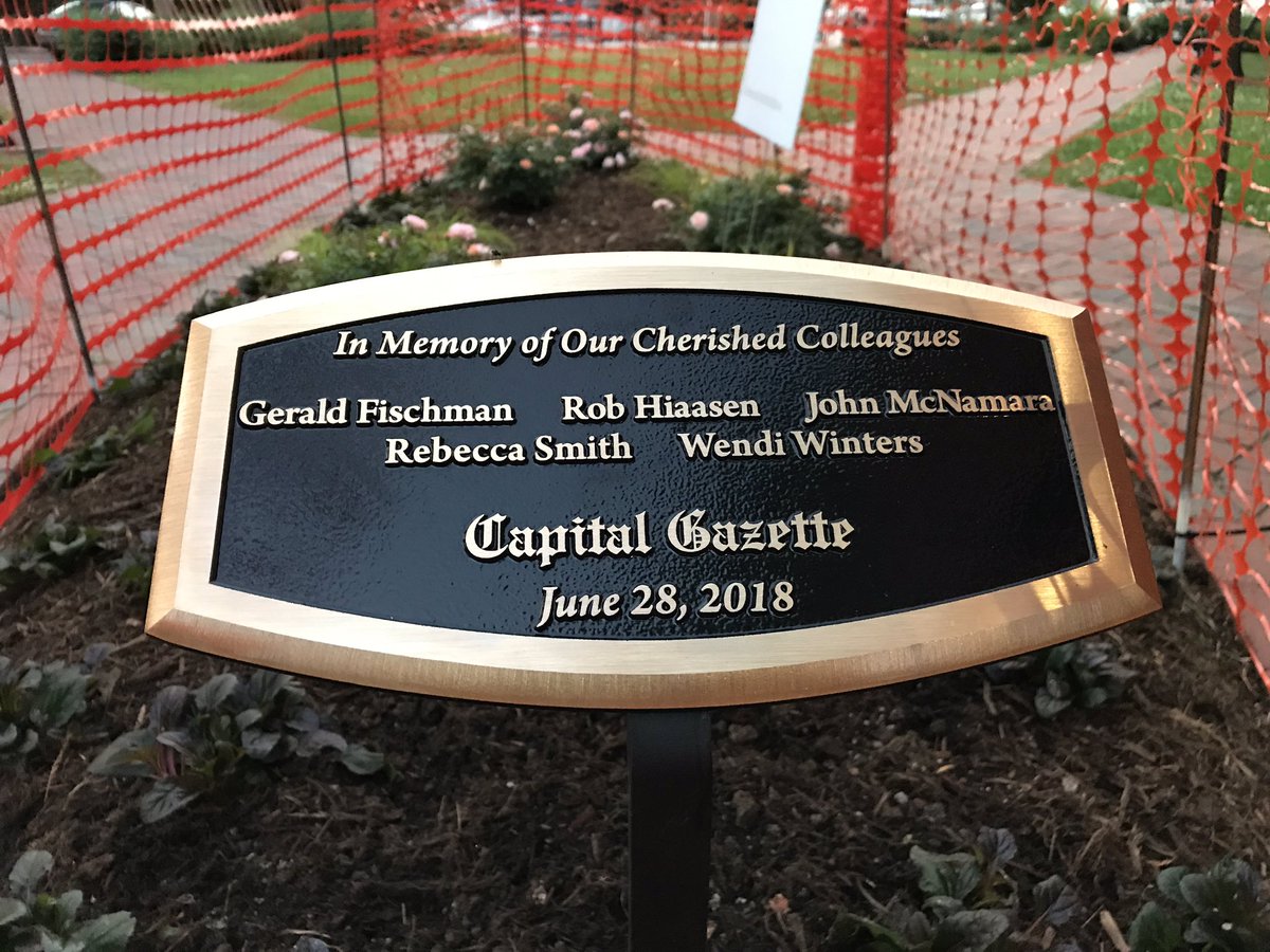 WBALPhil's tweet image. This is the memorial garden that will be dedicated later this morning to remember the victims of the @capgaznews shooting - a plaque and 5 rose bushes.  The shooting happened one year ago today.  @wbalradio #Annapolis #journalism