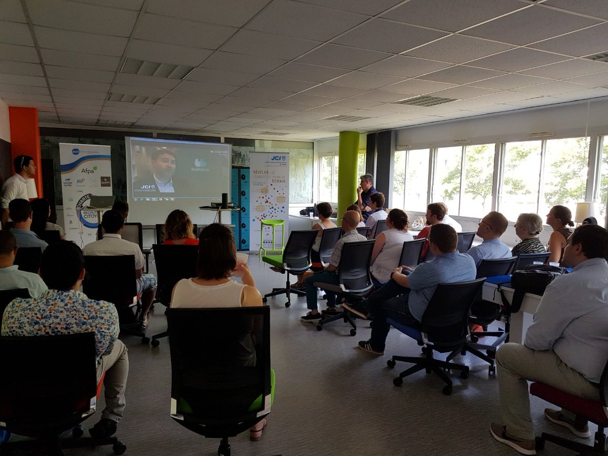 Ce matin c'est #BoosterForGood à la Ruche Numérique au Mans. Plus de 30 personnes assistent en ce moment à des ateliers participatifs, keynote et un module sur le CV citoyen ! Remerciements speciaux pour Le Mans Développement, Lmsi, <a href="/LeVillagebyCA/">Le Village by CA</a> et #franck_vallee #Initiatives