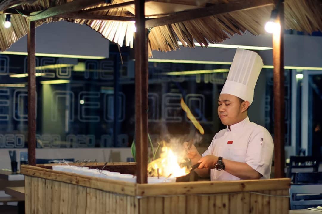 Your dinner is being prepared, and made to perfection. #hotelneocandisimpanglima #semarang #neohotels #archipelagointernational