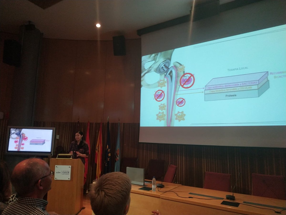 Beatriz Toirac presentando el Thesis Talk titulado 'Recubrimientos antibióticos y bioactivos para prótesis articulares' #thesistalk #uc3m