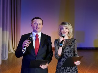 25.06.2019г. в Куйбышевском районе на сцене ДК проходило награждение выпускников школ медалями "За особые успехи в учении". Ведущие вечера директор центра"Диалог" Шалаева Светлана Алексеевна и заведующий МБДОУ №466 Гринько Павел Владимирович.