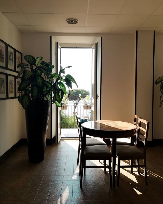 easy_relooking's tweet photo. > my picture <
ⒾⓉⒶ
Buongiorno 😘

C'è qualcosa che vi piace di questa foto?
Ve lo chiedo con reale interesse, vorrei capire se provate quello che provo io.

Ieri mattina, è andata così: salgo le scale e vedo la porta finestra aperta, vista mare, con i… https://t.co/mHHZeSNa2a https://t.co/8LuvDREAhV