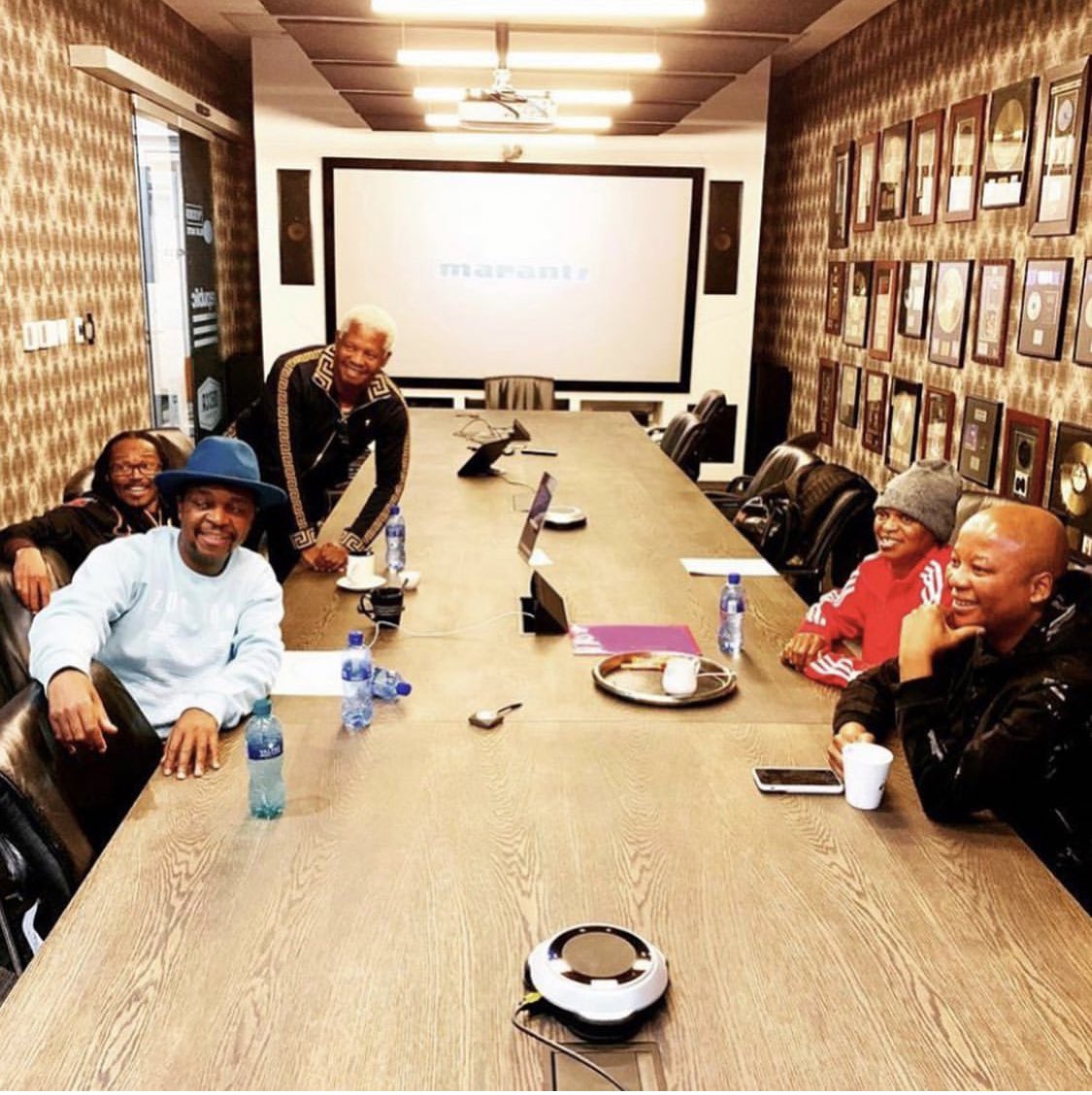 This table has had greater influence on South African music for 25 years.Cant wait for the story to be told on the #BIGSCREEN
#kalawajazmee25thanniversary <a href="/djmahoota/">djmahoota</a> <a href="/OskidoIBelieve/">Oskido’s Big Day Out</a> <a href="/TheRealSpikiri/">Mandla Spikiri</a>
