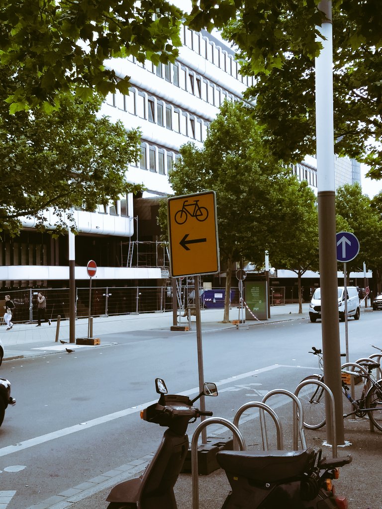 ulkor5's tweet photo. Wer in bei der @stadtdortmund hat sich das einfallen lassen? Fahrradumleitung in die Einbahnstraße? Und werden für die Bauarbeiten am #Wallring jetzt alle Radwege unnutzbar gemacht? #Verkehrswende https://t.co/0tBf5aL1iZ