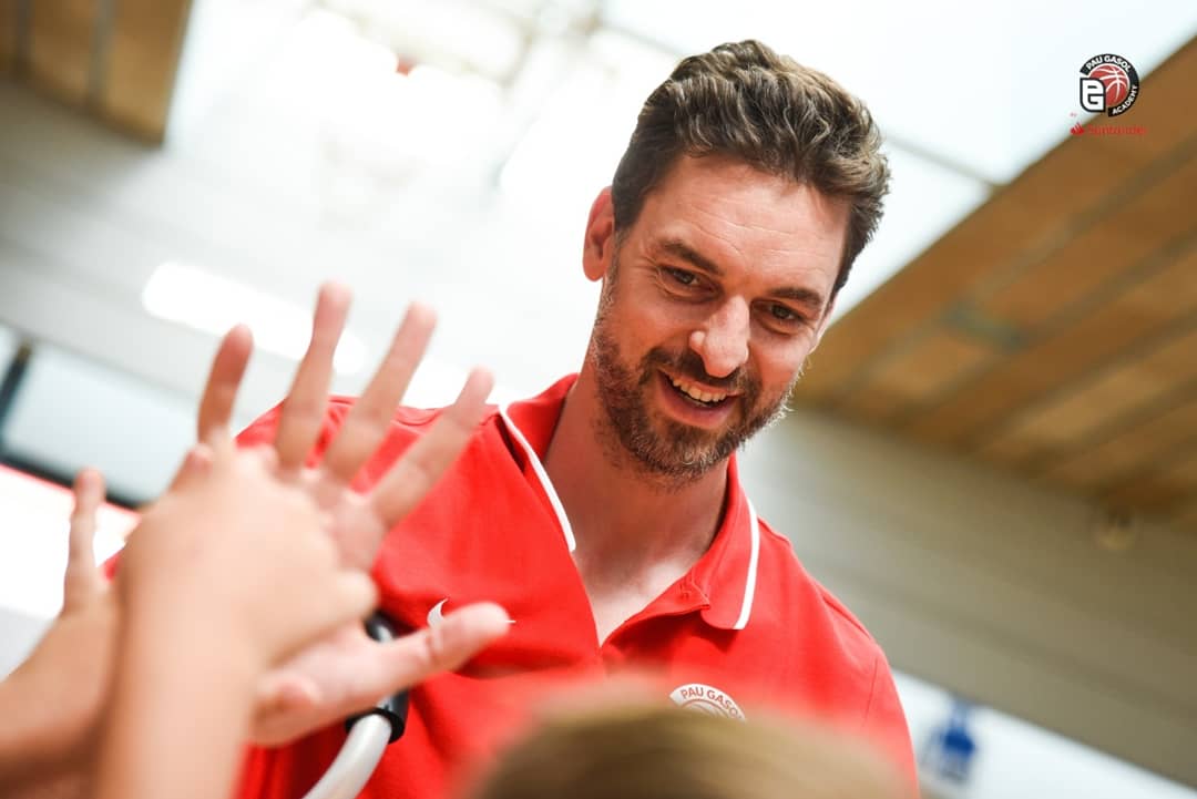 PauGasolAcademy's tweet photo. ¡Buenos días! Empezamos el viernes con algunas fotos de @paugasol, que ayer estuvo todo el día con nosotros🏀

About yesterday. An unforgettable day with Pau, talking to all the players and taking photos with them... We really had fun! ⛹‍♂⛹🏻‍♀

+ 📸 --> https://t.co/uAo6dI8865 https://t.co/K0DyAUTrHl