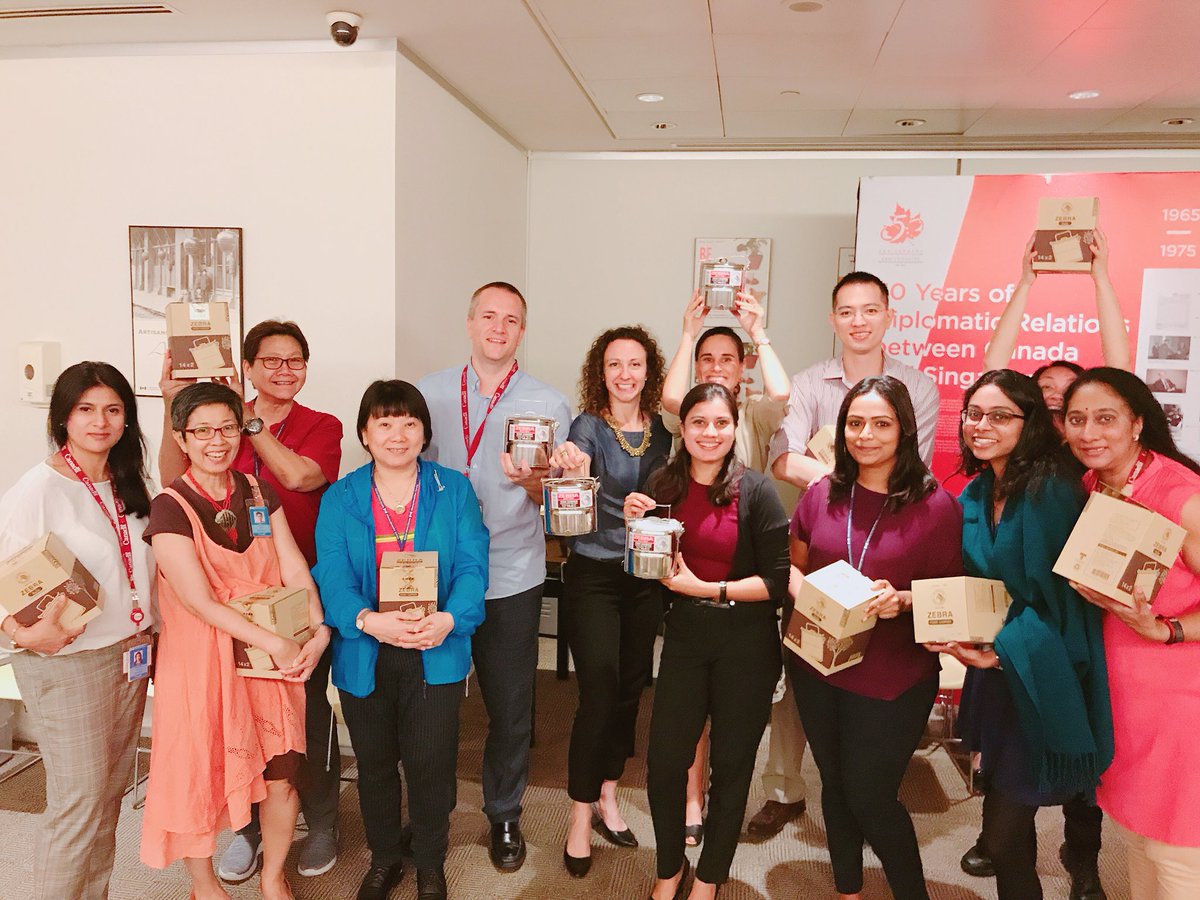 CanHCSingapore's tweet photo. *GREEN PLEDGE* Staff of the High Commission pledged to reduce #plastic waste by using re-usable containers when we bring food from home, or when we ‘da pao’ / #takeaway our #lunch from neighbouring hawker centres! #sustainability https://t.co/5dsMVtXHZG