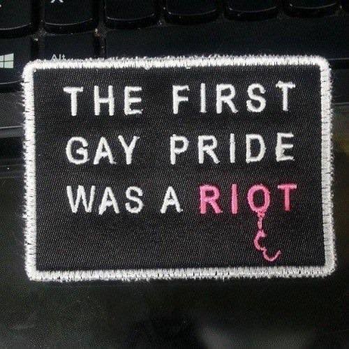Il #28giugno 1969, per la prima volta, la comunità omosessuale che si ritrova al bar #Stonewall Inn di New York reagisce all’ennesimo controllo di polizia. Gli scontri proseguono per giorni. Con una rivolta, 50 anni fa nasce l’Orgoglio Gay. Oggi è #Stonewall50 #Pride