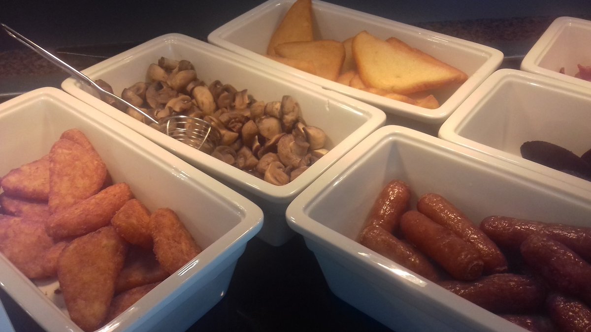 umic089's tweet photo. Friday is hot breakfast buffet day !! 5 items  £3.15 or 7 items £ 3.75 including tea and coffee @NowgenCentre @Servest_UK @wellcometrust @UMIC_ltd @UMIPnews https://t.co/xF1tVy539h