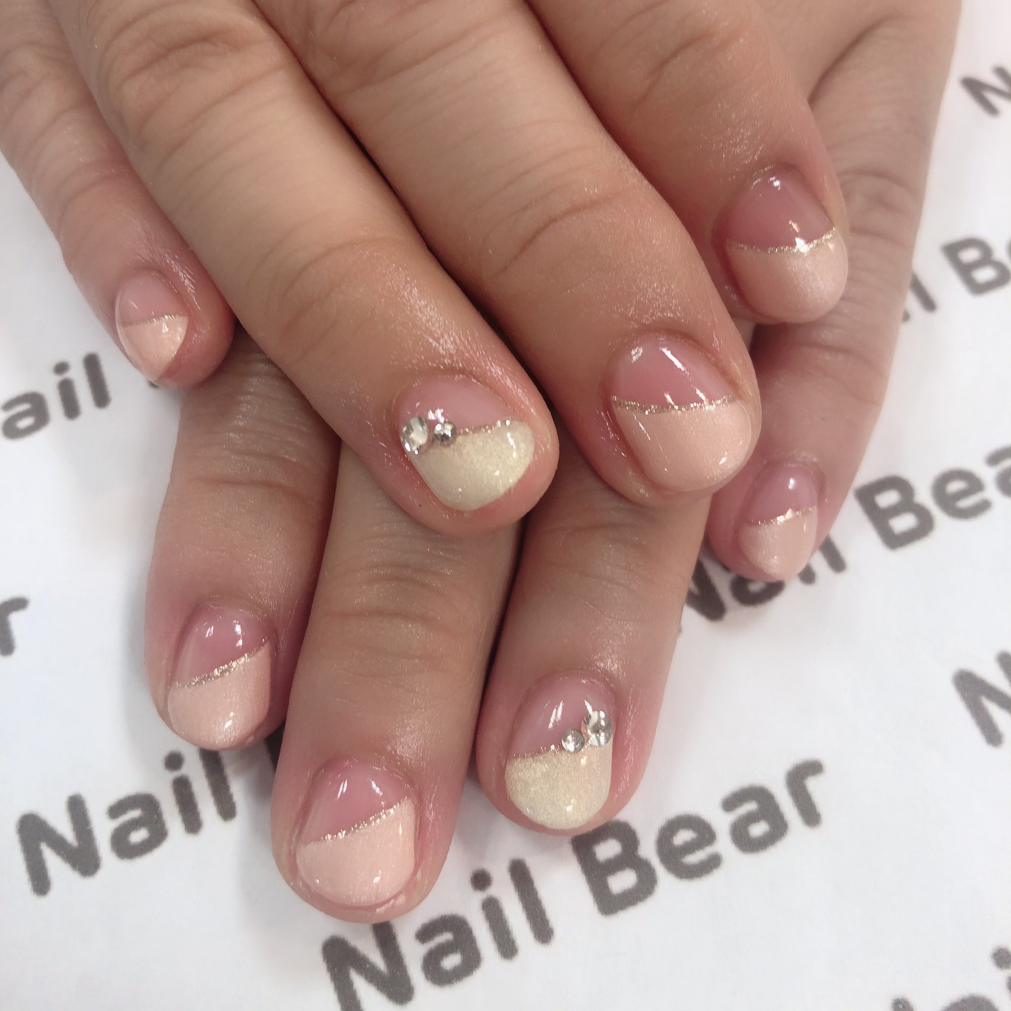 Nail Bear 久米川 まったり更新 シンプルコース5 400円 税込 斜めフレンチは追加料金なしで片手1本ずつ違うカラーに変更できます とっても可愛いのでおすすめですよ 東村山 久米川 久米川ネイルサロン Nailbear ジェルネイル 斜めフレンチ