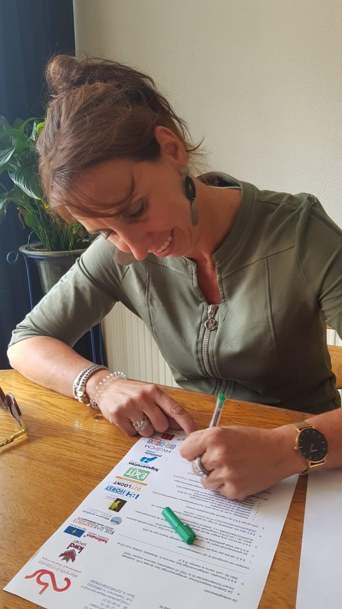 Wij danken Sanne van B&amp;S Advocaten voor het in ons gestelde vertrouwen en zijn erg blij met de nieuwe mouw-sponsorovereenkomst. Als mouwsponsor, zal B&amp;S Advocaten op de kleding van alle medewerkers van de GKS prijken. Op naar mooie seizoenen!
bit.ly/2WGUkjW