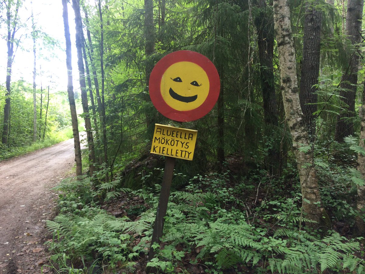 Metsäpoluilta bongattua! Hyvä muistutus kesäloman viettoon 😉! Mihin hauskoihin yksityiskohtiin sinä olet törmännyt lenkkeillessäsi? #seenonmyrun #alueellamökötyskielletty #nicetrail #polkujuoksu #tampere