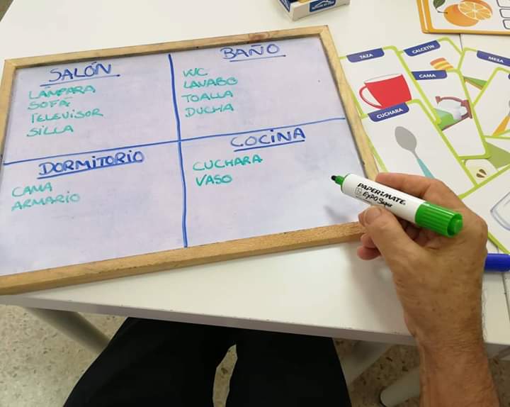 CentroAtrade's tweet photo. Con las tarjetas de elementos de la casa, trabajamos el lenguaje y la memoria nombrando y describiendo  cada objeto, y a su vez las gnosias, identificando en que parte de ésta se encuentra. #estimulacióncognitiva #rehabilitacioncognitiva #memoria #ictus #Alzheimer #centroatrade https://t.co/khmwoYUVOe