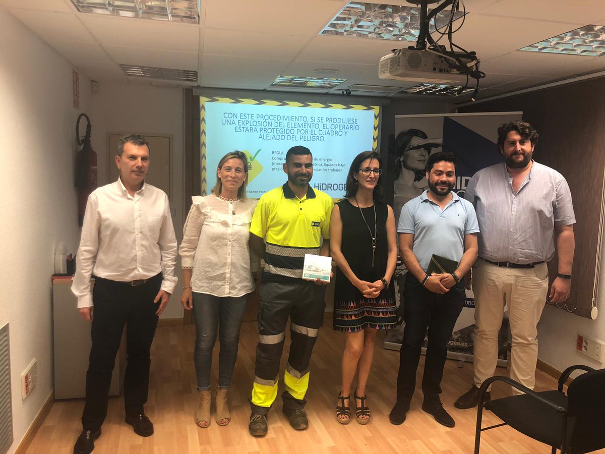 pgueru's tweet photo. .@Hidrogea empresa adherida a @croemurcia premia a dos empleados por sus ideas para mejorar la #seguridad en su trabajo diario. #prl https://t.co/9RdHQ5G1td https://t.co/oN0Ck0lM4y