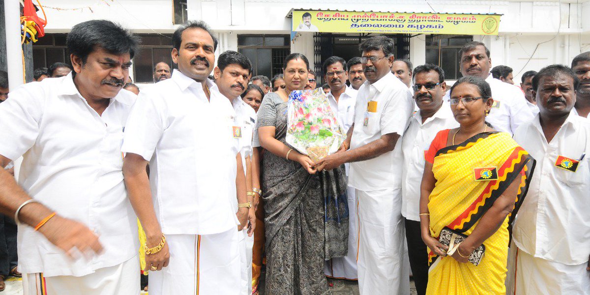 iVijayakant's tweet photo. தேசிய முற்போக்கு தொழிற்சங்க பேரவை துவக்க நாள் விழா இன்று தேமுதிக தலைமை கழகத்தில் நடைபெற்றது. இந்நிகழ்ச்சியில் பொருளாளர் திருமதி.பிரேமலதா விஜயகாந்த் அவர்கள் தொழிற்சங்க கொடி ஏற்றி, தொழிற்சங்க நிர்வாகிகள் மற்றும் தொண்டர்களுக்கு இனிப்புகள் வழங்கினார் .
#DMTSP https://t.co/g6mm97EXBq