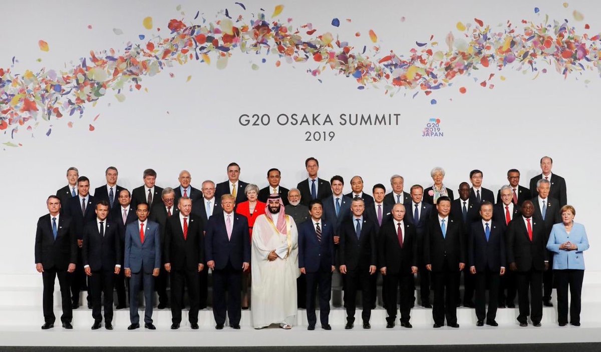 #ولي_العهد
#محمد_بن_سلمان_في_قمه_العشرين

الله خلق والله فرق فيما نشوف
يا سيدي لك هيبةً بين الرجال

سبحان من ميّزك حتئ بالوقوف
ما كنك الا طويق من بين الجبال