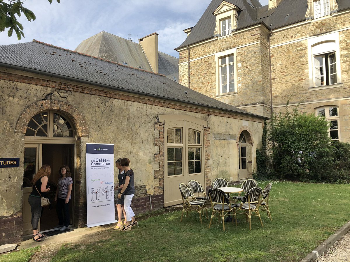 loicdeffains's tweet photo. #cafeducommerce de @belobster à @leclozr ça se prépare ! Prochaine étape à Brest... https://t.co/U3RRoJFQ2P