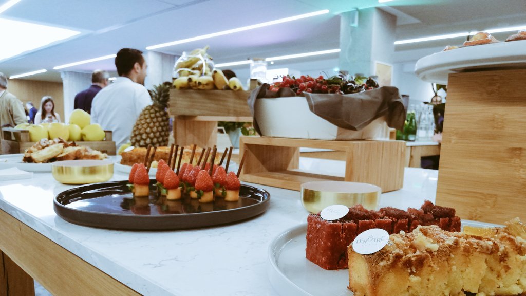PrestigeSodexo's tweet photo. Avant de débuter les conférences, des rafraîchissements et un petit-déjeuner sont proposés à nos invités #sotrend2019 https://t.co/D595WVo83b