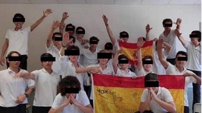 Miquel_R's tweet photo. El professor que va fer la foto dels alumnes fent la salutació nazi és membre Numerari de l'Opus Dei https://t.co/kaFOGYOCn0 https://t.co/B7w0V1cxaH