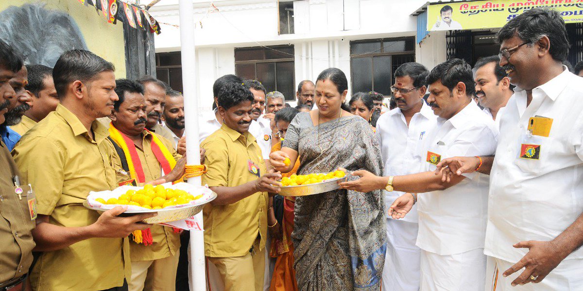 itsnkupdates's tweet photo. தேசிய முற்போக்கு தொழிற்சங்க பேரவை துவக்க நாள் விழா இன்று தேமுதிக தலைமை கழகத்தில் நடைபெற்றது. இந்நிகழ்ச்சியில் பொருளாளர் திருமதி.பிரேமலதா விஜயகாந்த் அவர்கள் தொழிற்சங்க கொடி ஏற்றி, தொழிற்சங்க நிர்வாகிகள் மற்றும் தொண்டர்களுக்கு இனிப்புகள் வழங்கினார் .
#DMTSP #Dmdk #Vijayakanth https://t.co/3WDDphXLle