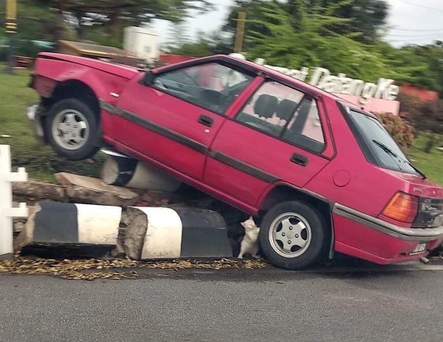 ofcadil's tweet photo. Kesian dia tak dak sapa tolong tolak. 😅 https://t.co/2xDw8U86kR