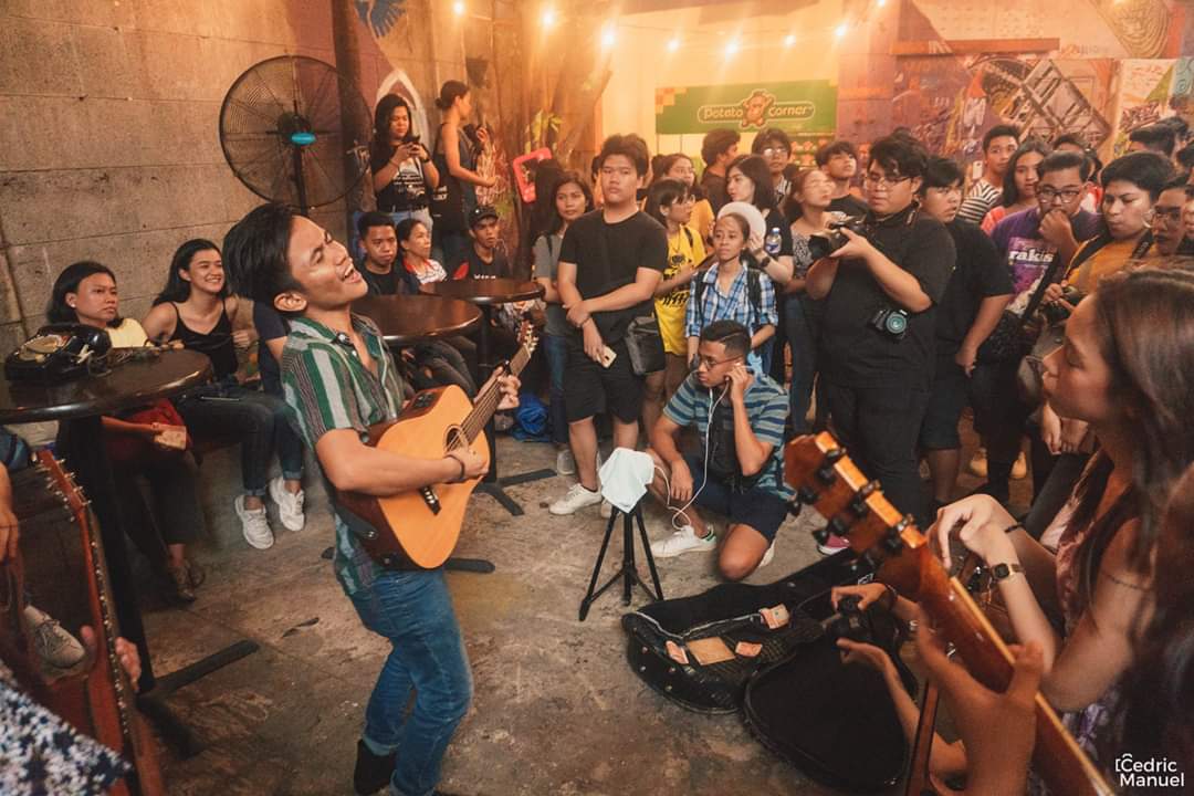 miggystarrs's tweet photo. What's interesting about this photo is not the weird reactions of the crowd, but the guitar I am using.. it's  Eloisa's huhu

#Fete25ph #BuskingStage #NormalizeBusking #StreetGigsniMartinRiggs #TheBuskingCommunityPH

📸 @cdpmanuel https://t.co/dw369qvdYX