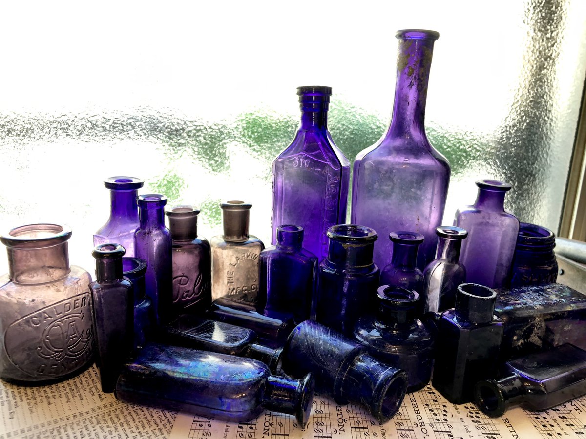 分室だより】アンティークの紫瓶たち。今回の海外仕入れで、沢山新着