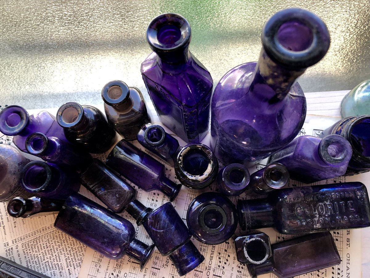 分室だより】アンティークの紫瓶たち。今回の海外仕入れで、沢山新着