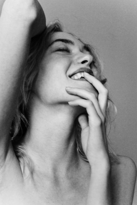 J'ai cru que j'étais vieille, je me suis trompée. Je ne suis pas là pour te plaire, ni pour être polie. Je ne suis pas là pour comprendre, ni pour te satisfaire, ni pour te ressembler, je me suffis à exister. Sans renoncer, je recommence la jeunesse et l'ivresse de la sur-vie.
🎀