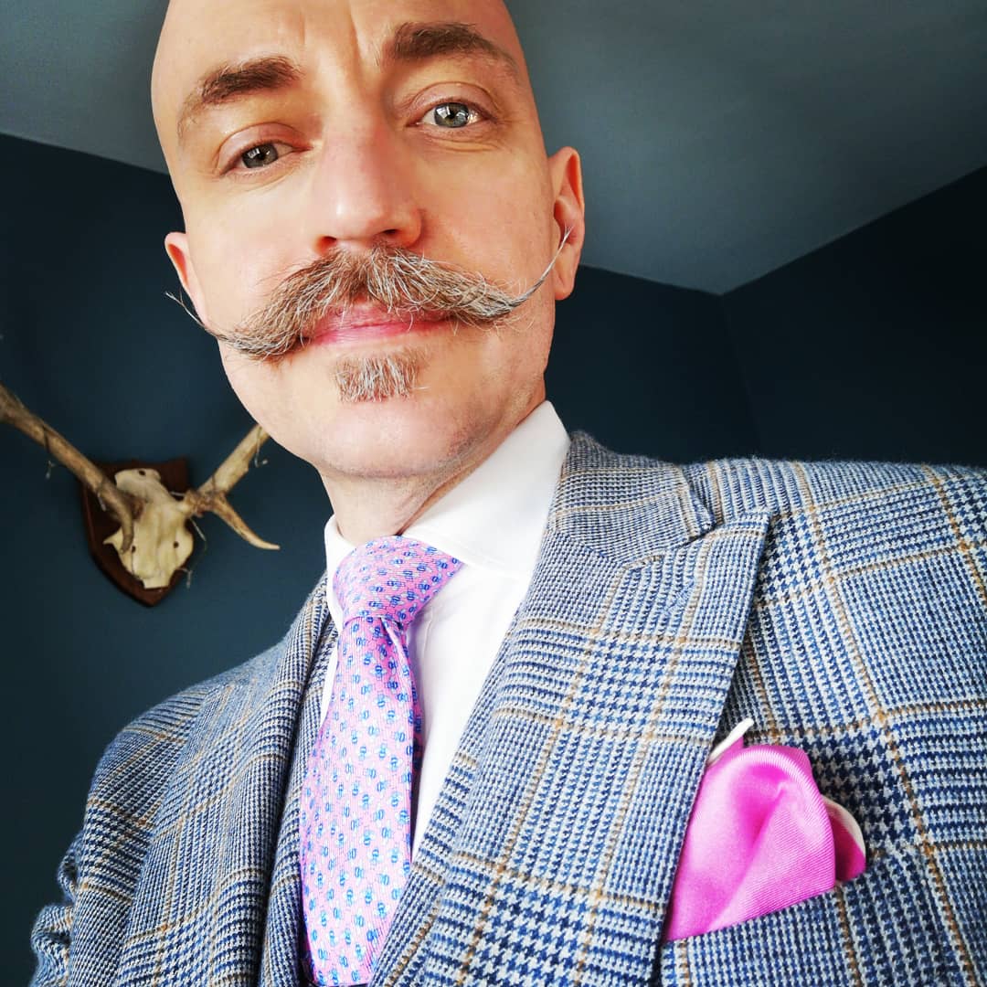 JaseRutter's tweet photo. While I'm appreciating the photos of you all enjoying the sun, spare a thought for sad sacks like me who wear a suit to work and spend the day running up and down stairs.
#sprezzatura #bees #threepiecesuit #cashmere #princeofwalescheck #pink #summertimeblues #walkerslater https://t.co/DdFw5pjUNT