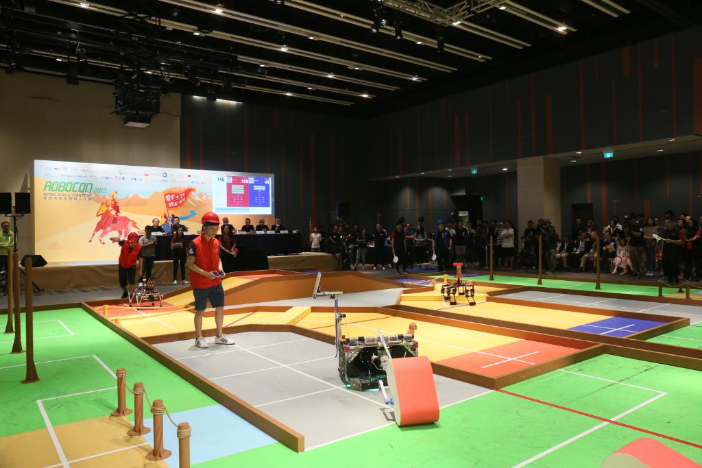 由香港科技園主辦，艾睿電子贊助的「全港大專生機械人大賽2019」剛完滿舉行，7 間香港的大專院校生分別研發機械人，及人工智能技術應用，務求於3分鐘內完成連串任務。今屆最高分數的三間院校獲邀出席及觀摩於8月在蒙古舉行的「亞太廣播聯盟機械人大賽2019」。
Photo Courtesy: HKSTP