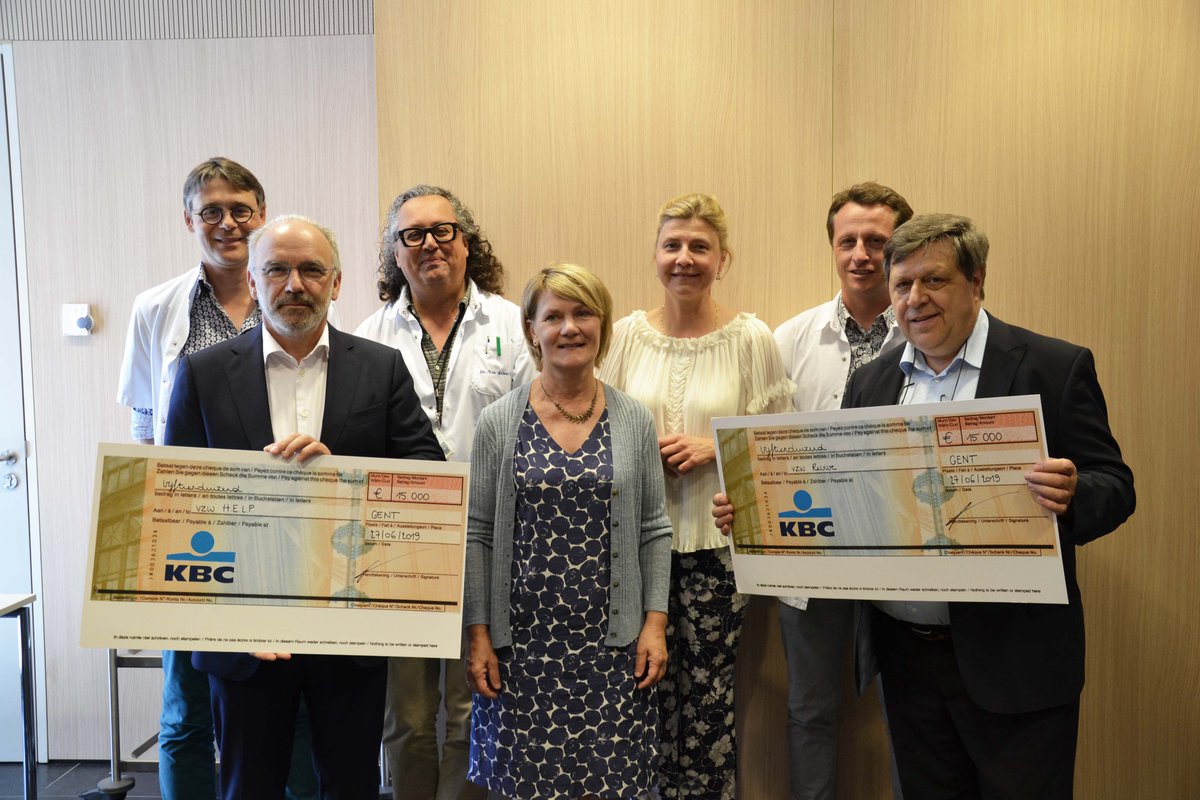 Onze acterende artsen zijn heel trots dat ze 30.000€ kunnen schenken aan Revive en H.E.L.P. dankzij uitverkochte zalen voor Het Diner. Voor de vzw’s was de opbrengst een grote verrassing: “Hiermee kunnen we elk 2 missies organiseren. We zijn zeer dankbaar!” - dr. Frank De Wolf