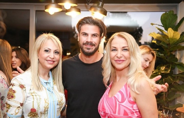 tetakampoureli's tweet image. Στο πάρτι του @iekomiros  στο #kitchenlab του @akis_petretzikis