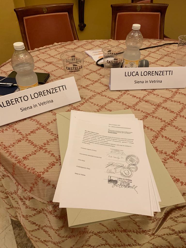SVetrina's tweet photo. #Siena conferenza stampa congiunta di #sienainvetrina #consorzioagrariosiena #confindustriatoscanasud #cnasiena #confartigianatosiena https://t.co/KZ3SU5ZjsY